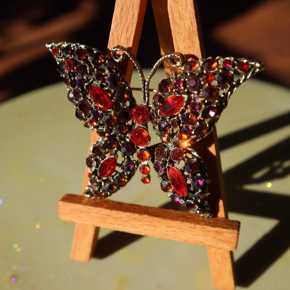 Beautiful Butterfly Brooch - Picture 2 of 3
